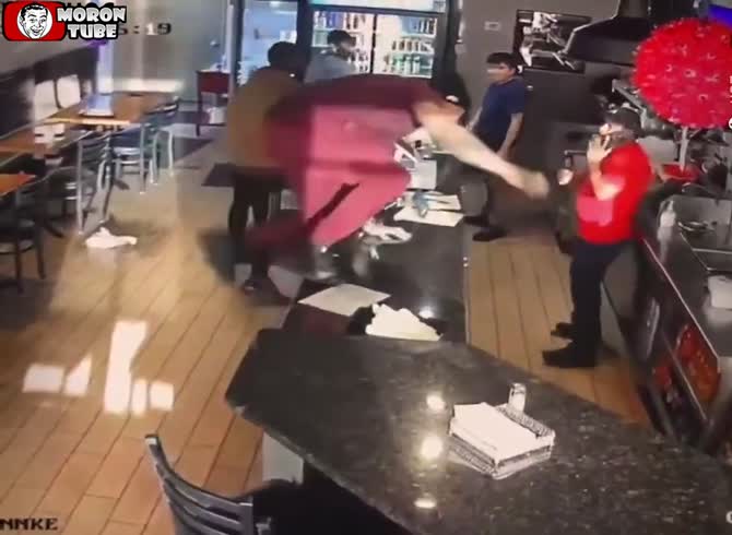 Video :After refusing to use the restroom, the manager was attacked